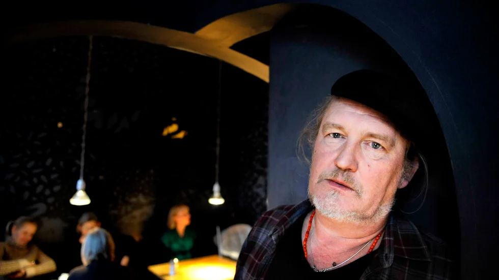 Matglad man med kokbok på gång. "Mat är nästan det som är lättast att skriva om, det är det jag är mest entusiastisk inför". Plura Jonsson är aktuell på många sätt, med böcker och med nya Eldkvarnskivan "Hunger hotell".