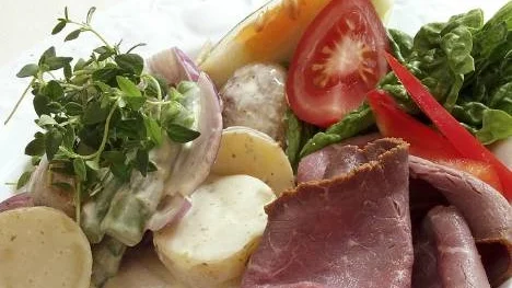 Rostbiff från egen ugn och god potatis- och grönsakssallad är perfekt sommarmat.