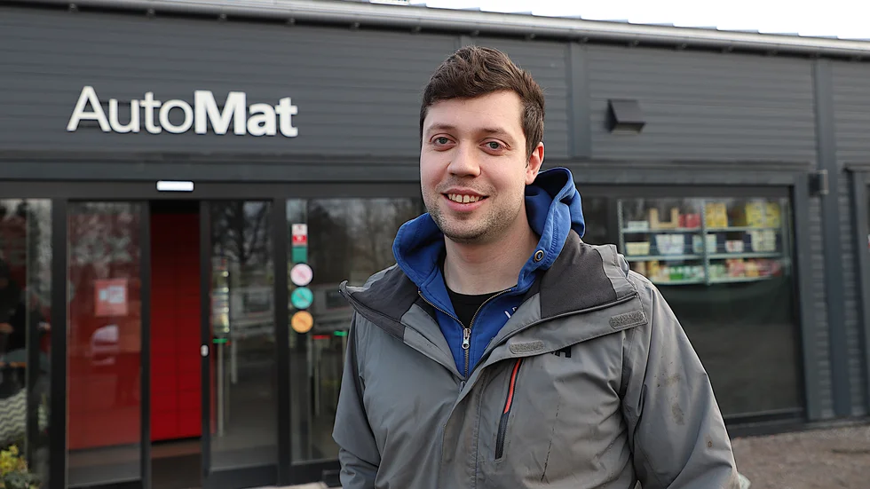 Edvin Johansson framför en av hans butiker. 