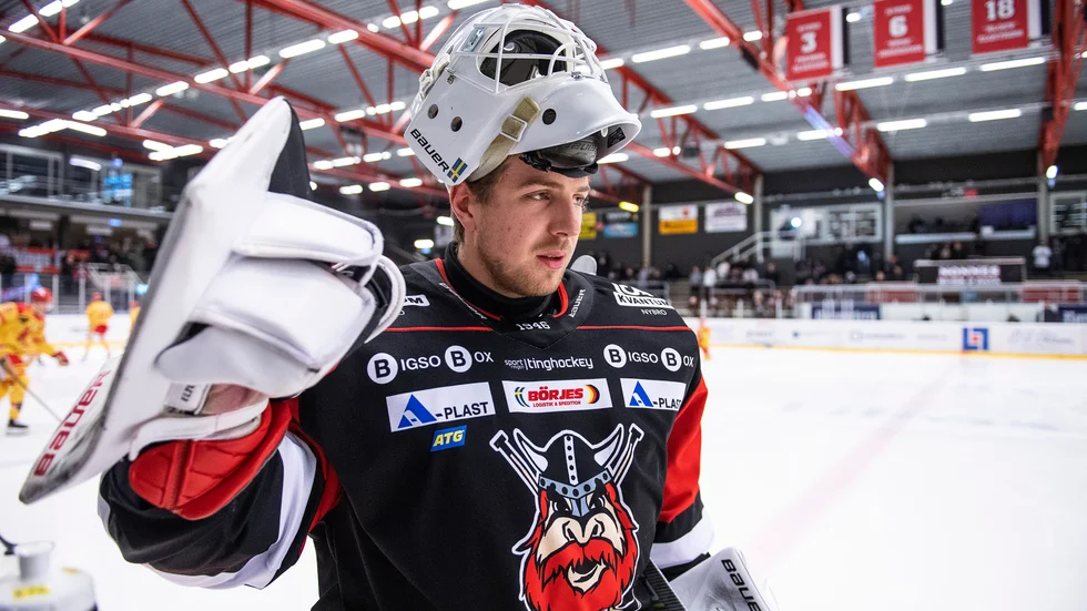 211218 Nybros målvakt Pontus Eltonius under värmningen inför ishockeymatchen i Allettan, södra mellan Nybro och Kalmar den 18 december 2021 i Nybro. 
Foto: Suvad Mrkonjic / BILDBYRÅN / COP 170 / SM0126