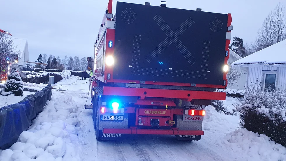Räddningstjänsten på plats vid garagebranden i Tallboda.