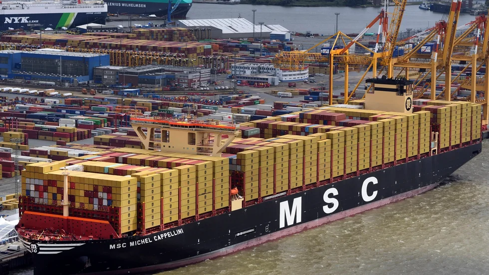 Ett fartyg tillhörandes rederiet MSC för ankar i Tyskland. MSC är ett av flera rederier som stoppar fartygstrafik i Röda havet. Arkivbild.