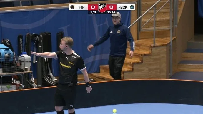 Daniel Paulsson i Hagunda fick rött kort och tvingades lämna arenan i slutet av den första perioden.