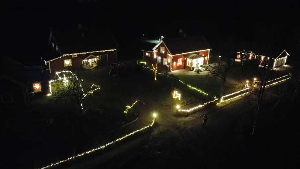 De båda husen är rejält pyntade och upplysta och syns från vägen. "Vi fått höra mycket från de som åker en extra sväng och tittar på det här på kvällarna", säger Jan Wikell.