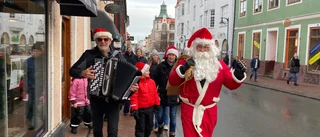BILDEXTRA: Följ med på tomteparaden och julmarknaden