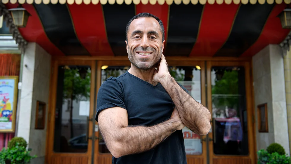 Komikern Özz Nûjen kommer till Royal i Eskilstuna för en unik stand up-föreställning enligt konceptet "Özz Nûjen - en kväll på Royalbiografen".