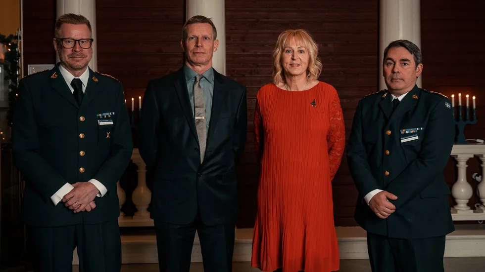 Pension. Från vänster: Nils Johansson, chef Norrbottens regemente, major Nils-Erik Andersson, Kristina Kjellberg, regementsförvaltare Ted Strömbäck.