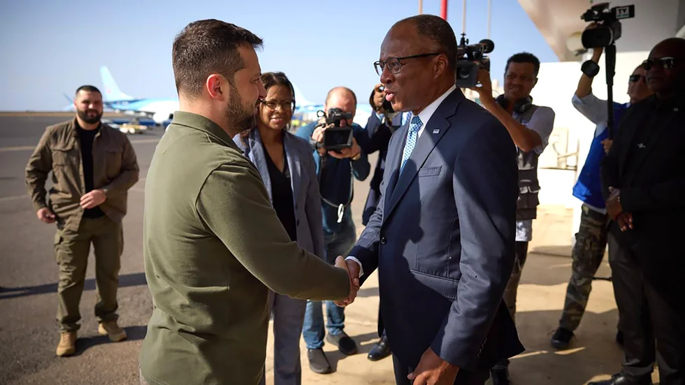 Ukrainas president Volodymyr Zelenskyj mellanlandade i Kap Verde för ett möte med premiärminister Ulisses Correia e Silva, på resan till Argentina.