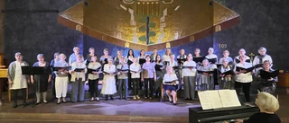 Julstämning med körsång i kyrkan 