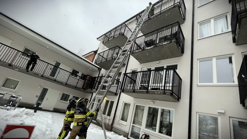 Brandmän på jakt efter brand.