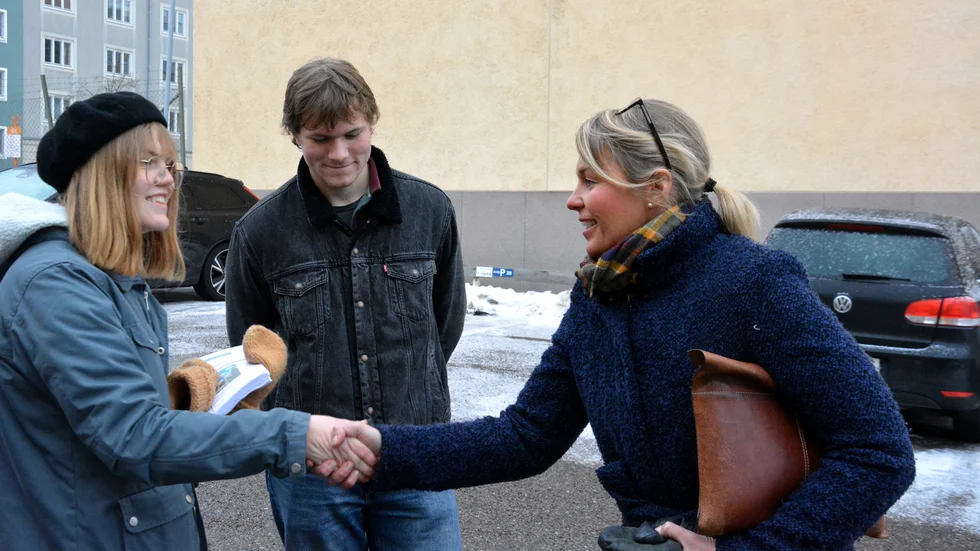 Eleven Alma Olsson hälsade på kommunalrådet Sophia Jarl innan själva överlämnandet under överinseende av klasskompisen Noah Graf.