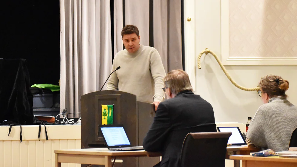 Per Rud-Petersen (M) i talarstolen vid Norsjö kommunfullmäktige.