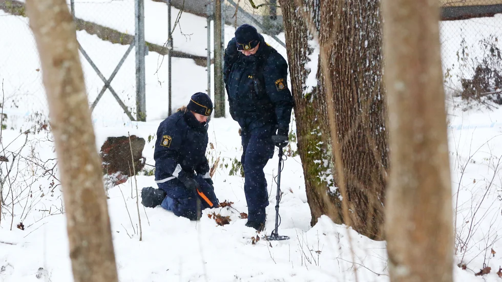 Polisen sökte av området med metalldetektor.