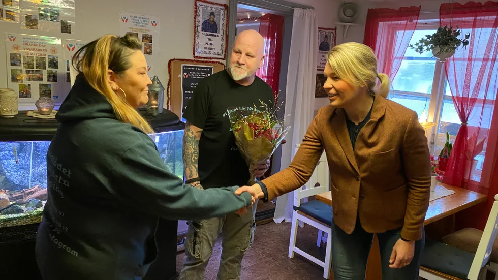 Volontären Camilla Gunnarsson och verksamhetsansvarige Patrik "Putte" Lindström fick tack för sina sociala insatser av kommunstyrelsens ordförande Sophia Jarl (M) som kom med beskedet att Kamratstödet beviljats 100 000 kronor ur en av kommunens fonder.