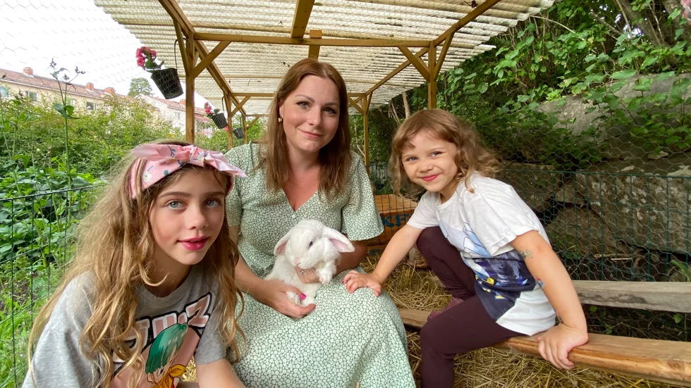 Snowflake är en av familjens tre kaniner. Döttrarna Julia, till vänster, och Linnea, till höger, tycker också om alla djur som familjen har hemma.