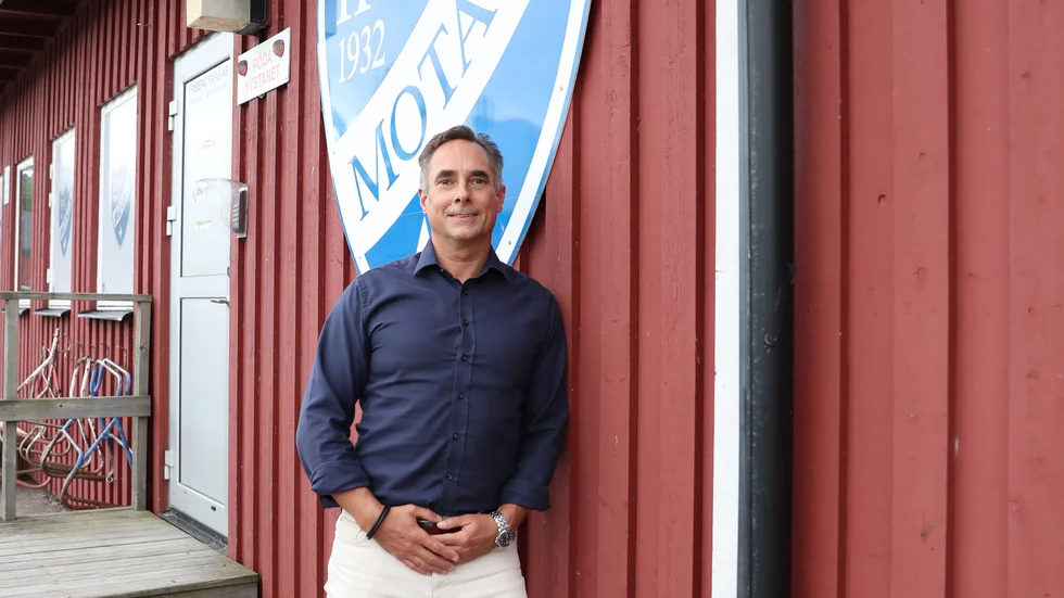 Patrik Carlsson, ny ordförande IFK Motala bandy, säger att det är stora skor att fylla efter att han eftertrtt Bo Ribers. 