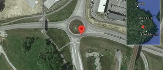 Personbil stillastående på väg 859
