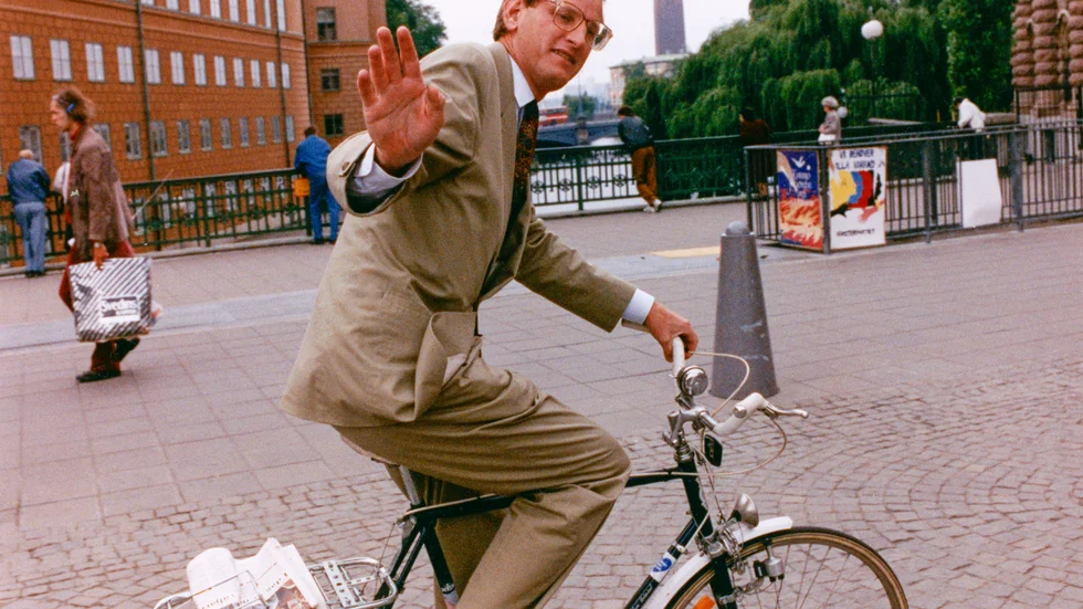 Carl Bildt  var statsminister 1991-94. Här ses han cyklande på en bild från 1991. 