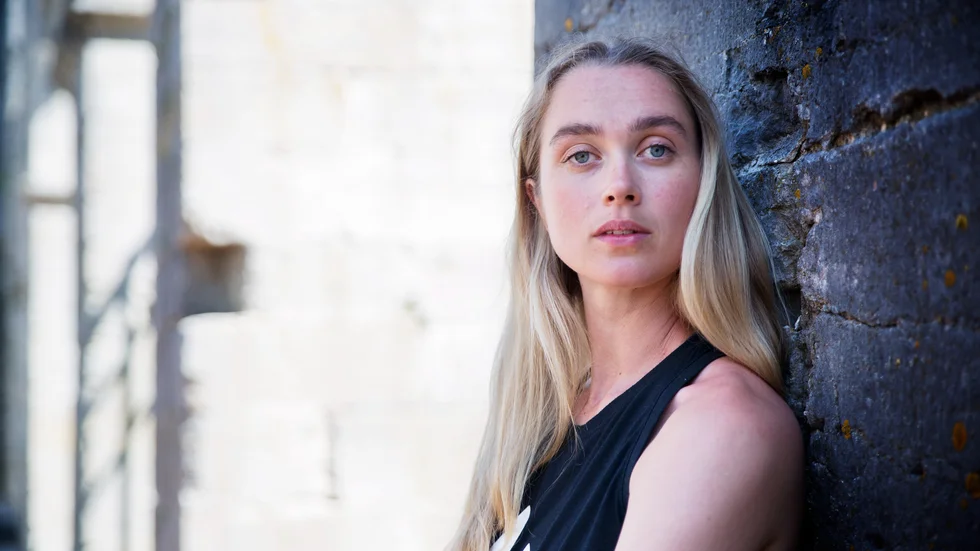 Skådespelaren Nora Ericsson har rollen som elitbasketspelare i SVT-serien ”Taelgia”. Senast spelade hon huvudrollen i ”Som ni vill ha det” på Romateatern och turnerar nu med andra föreställningar på fastlandet.