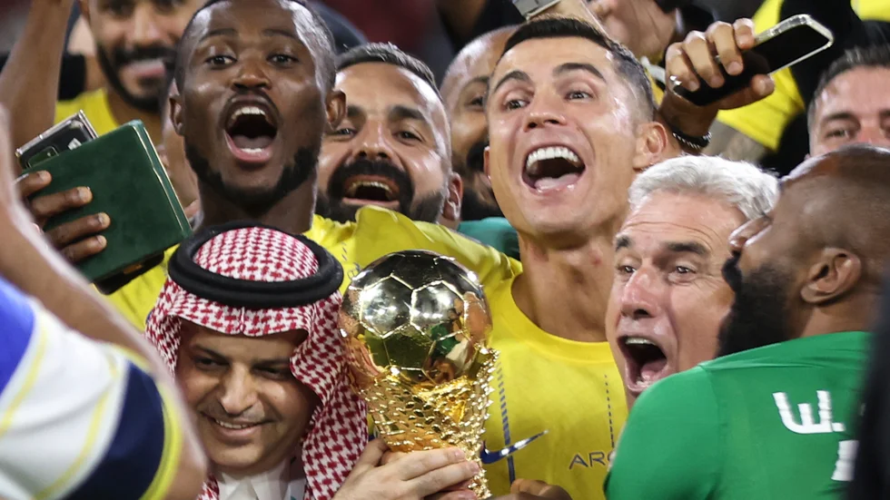 Cristiano Ronaldo firar segern i Arab Club Championship Cup tillsammans med lagkamraterna i al-Nassr.