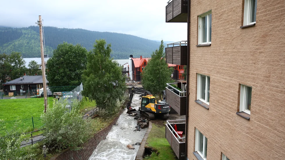 Susabäcken ned mot Åre by har svämmat över. Stora mängder vatten har forsat genom byn och jord och vatten har kommit in i fastigheter.