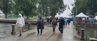 Lång kö för att se Johan Glans uppträda i regnet