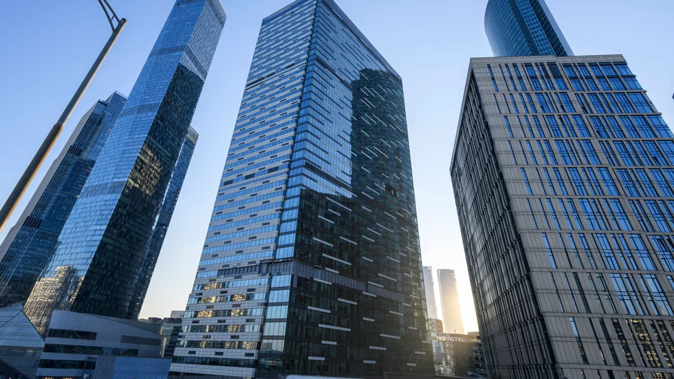 En byggnad i centrala Moskva som uppges ha skadats i en tidigare drönarattack mot den ryska huvudstaden häromveckan. Arkivbild.