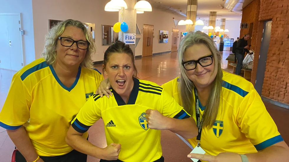 Fotboll. Folkets hus-personalen med Jessica Björk, Martina Nilsson och Gunilla Westin laddar för ny Sverigevisning på tisdag.