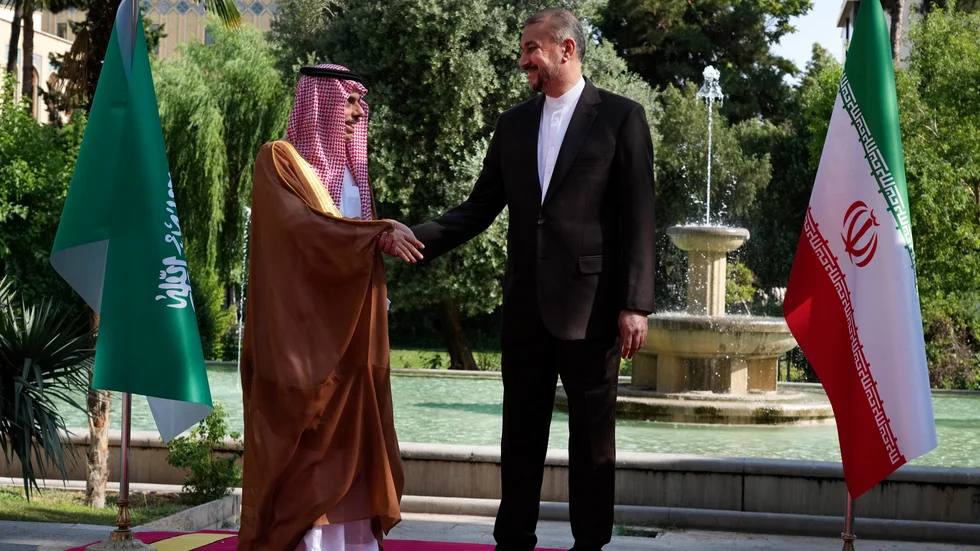 Irans utrikesminister Hossein Amir-Abdollahian (till höger) och den saudiske utrikesminister prins Faisal bin Farhan vid ett möte i juni.