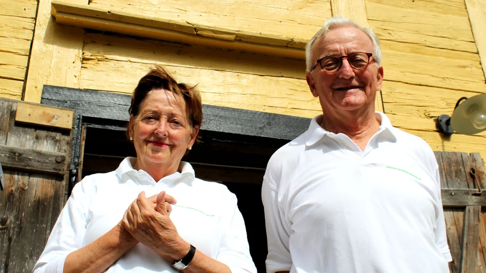 Louise Klingspor och Björn Becker är nöjda med sommarens visningar av slott och fornlämningsområde.