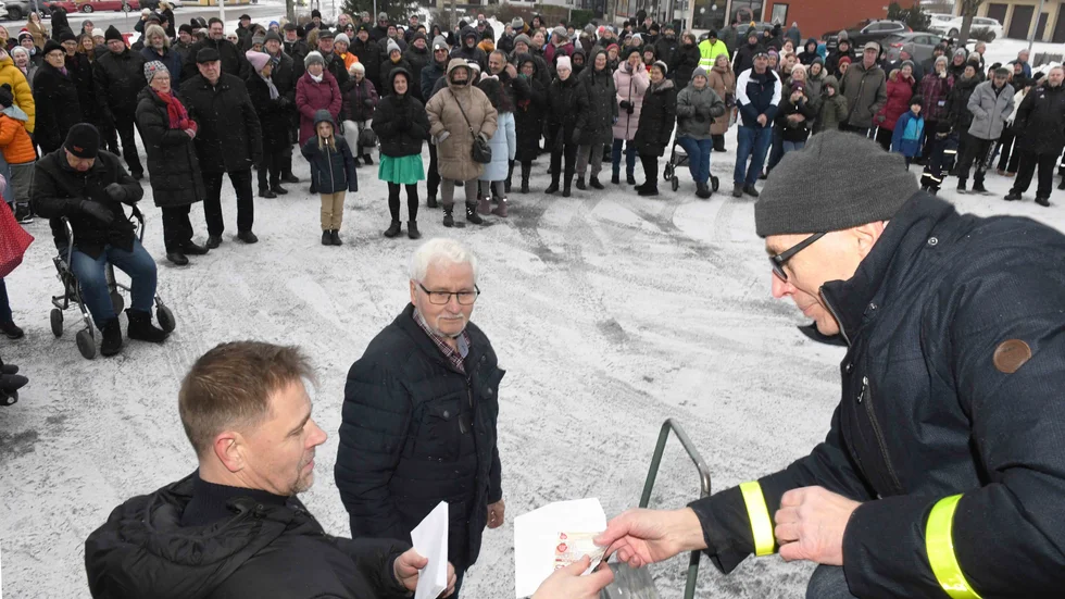 Kisabon Sven-Olov Isaxon blev förvånad när han vann högsta vinsten i Kisaruschen på 25 000 kr i form av presentkort.