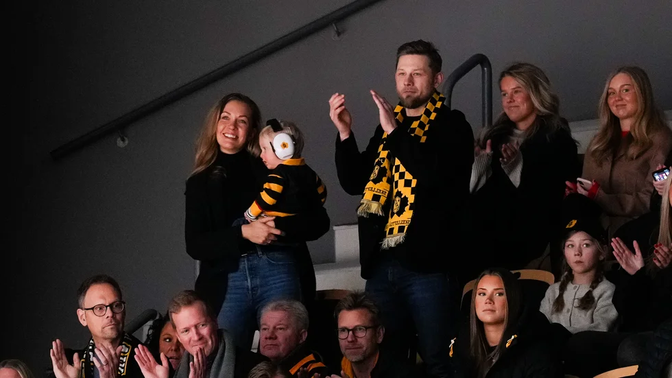 Oscar Möller med familj tar emot hyllningarna av hemmapubliken. 