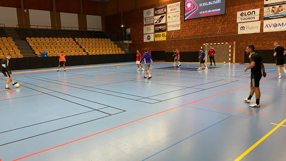 Boren cup nästa vecka. Här träningsgenrep mellan Motala AIF och Borens IK. Två på förhand starka lag.