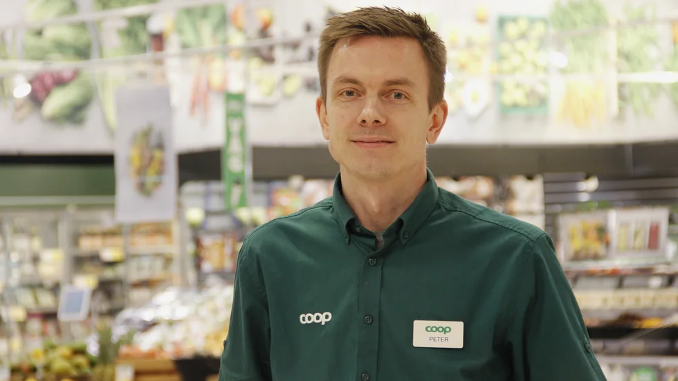 Peter Tägtström är butikschef för Stora Coop i Boländerna sedan en månad tillbaka. Han känner sig väldigt nöjd med försäljningen i december som gick bättre än han väntat sig, med tanke på de höga priserna.