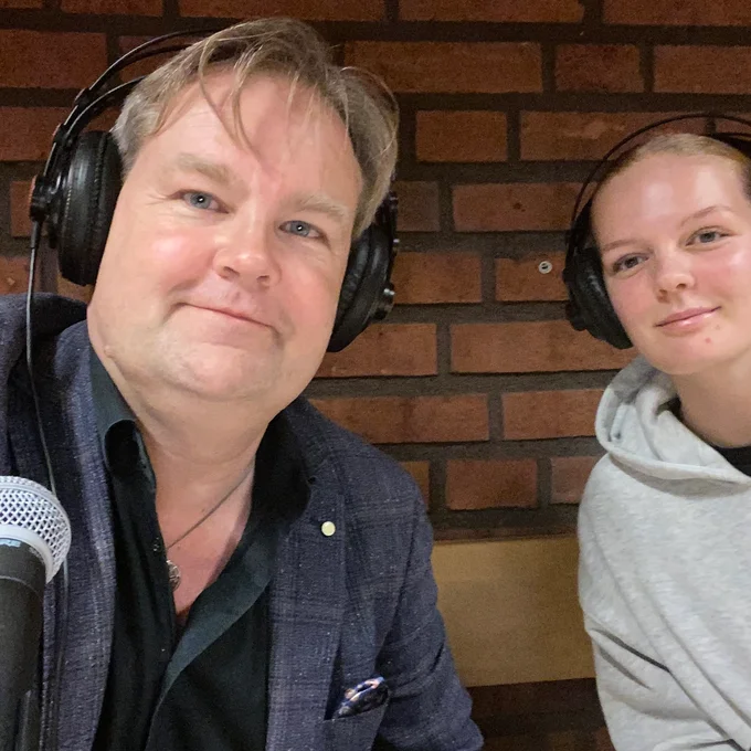 Radiosnack. Astrid Andersson, Solfjäderstadens lagkapten, gästar veckans Sportsnack hos Jens Bollius. Ett snack om lagkaptenens uppgifter och om hur Fjädern tänker inför ettan..