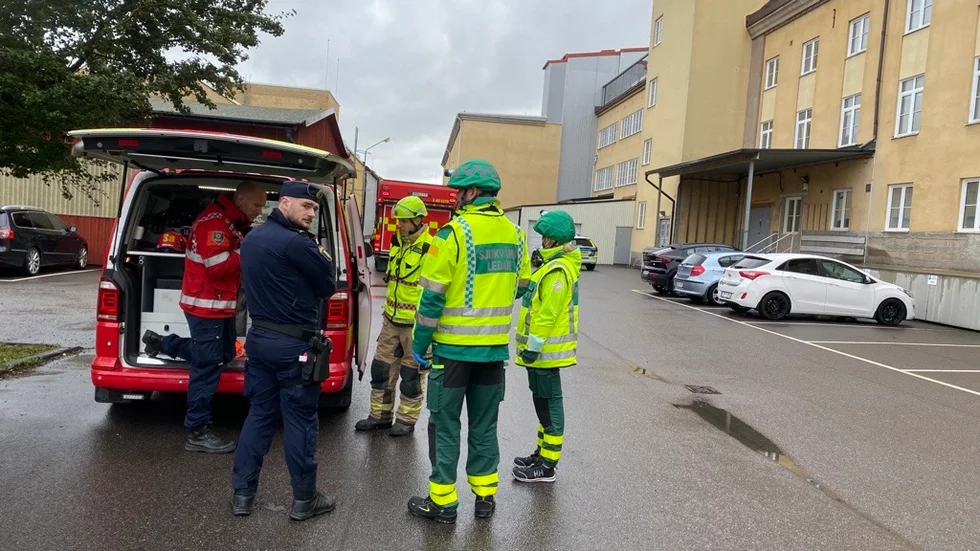 Blåljuspersonalen arbetar med att säkerställa vad det är för ämne som har hittats.
