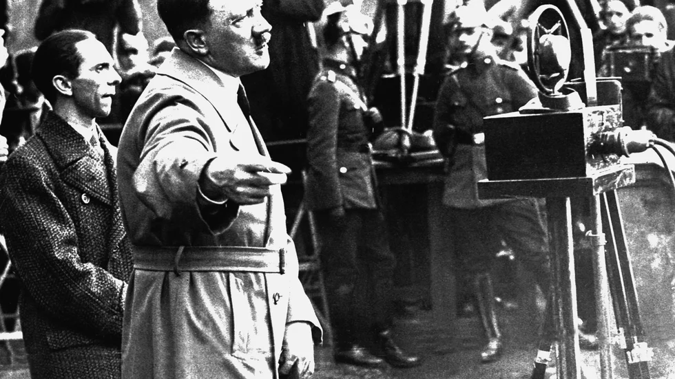 En ny film om Adolf Hitler och dennes propagandaminister Joseph Goebbels (till vänster) har spelats in i Slovakien. Bilden är från Berlin 1932.