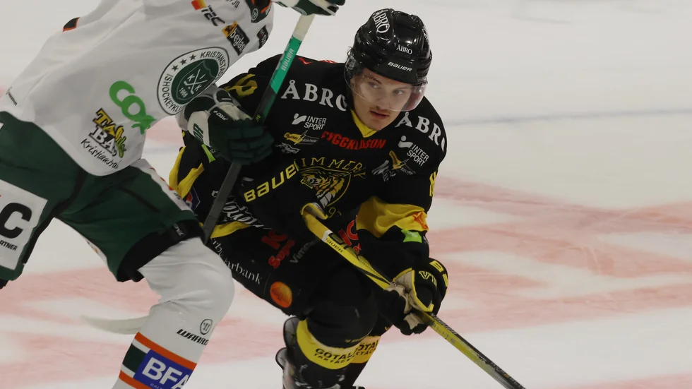 Sebastian Linder är inte längre en del i Vimmerby Hockey. Nu söker forwarden ny klubb.