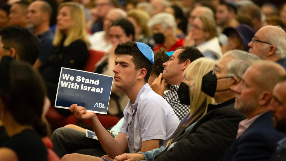 Här ser vi en bild från ett solidaritetsmöte för Israel i San Francisco. Att världen står upp för Israel i denna svåra stund har stort moralisk och politisk betydelse. 