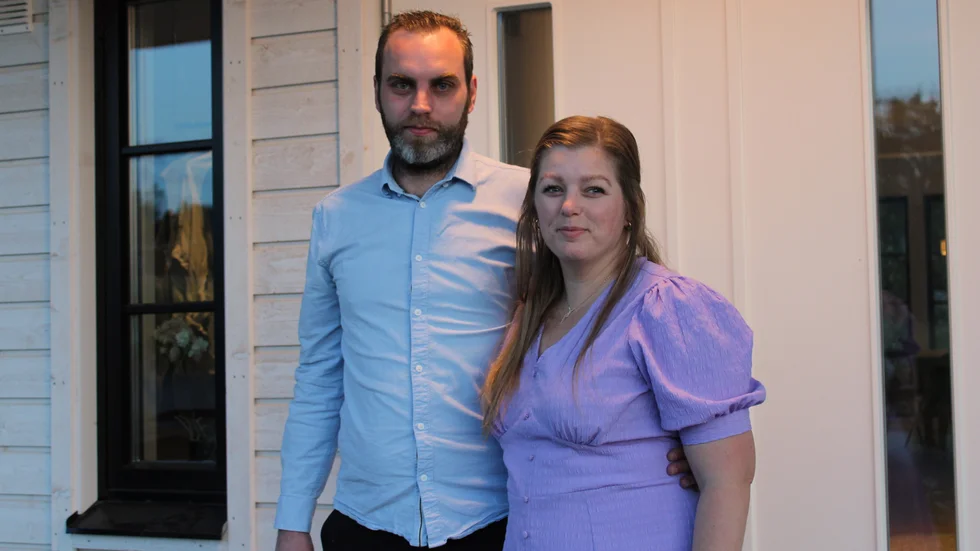 Emma Fingal och Roger Andersson har länge drömt om att låta bygga sitt eget hus. Nu har drömmen gått i uppfyllelse, men resan ditt har inneburit flera flyttar med småbarn, tät kontakt med banken och en och annan fundering över hur det hela skulle kunna gå ihop. Husresan har nära och kära kunnat följa på Instagram.