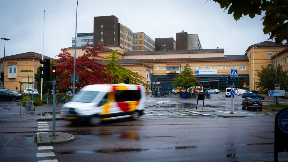 Från och med onsdag den 1 november inför Region Östergötland anställningsstopp för all personal inom hälso- och sjukvården. "Vi är djupt oroade", säger Vårdförbundets ordförande Emma Klingvall.