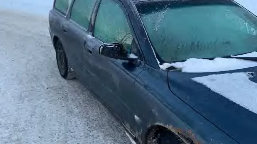 En man i 60-årsåldern stoppades av polis för att inte skrapat bilrutorna. Han godtar inte strafföreläggandet och åtalas nu därför för vårdslöshet i trafik.