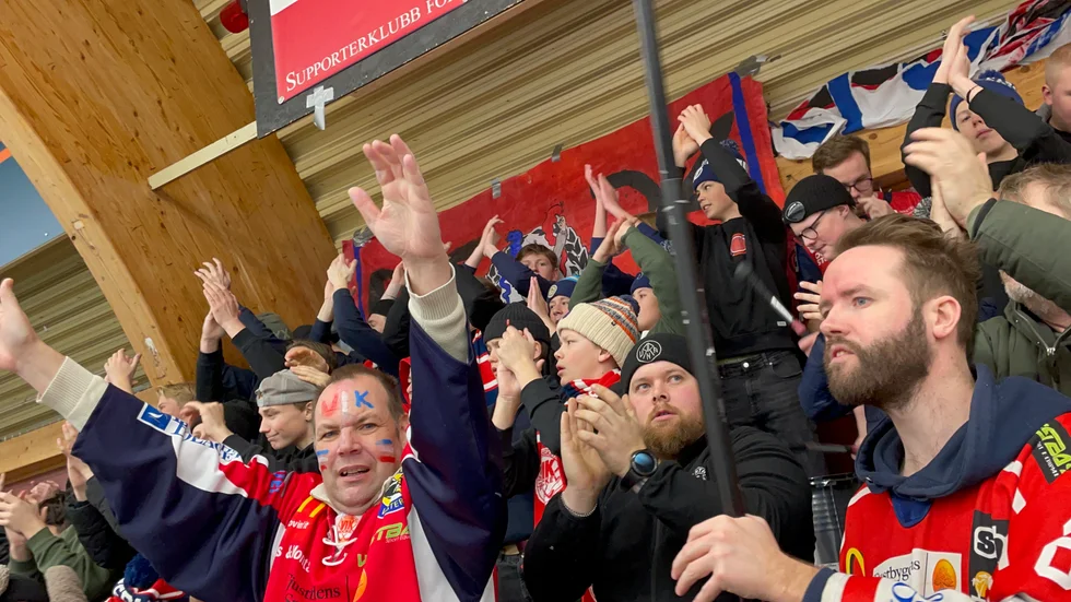 Klacken håller igång och skriker hejaramsor under stora delar av matchen, allt för att stötta sitt favoritlag. 