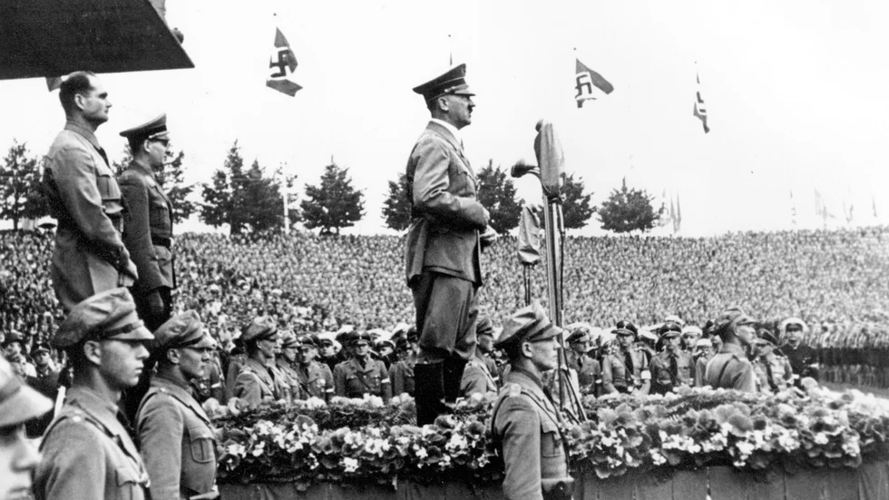 Adolf Hitler talar till över 50 000 Hitlerjugend-ungdomar i Nürnberg i september 1937.