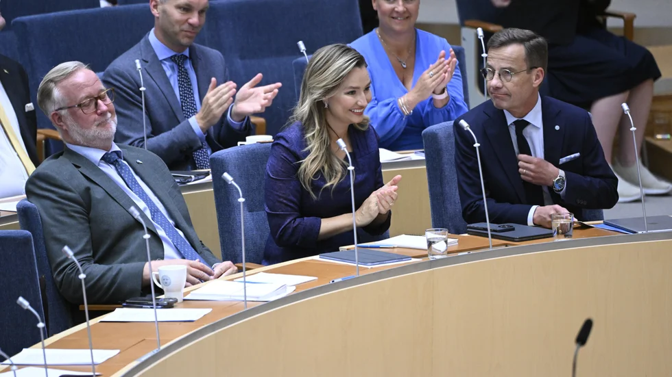 "Så satt nu de tre musketörerna i väntrummet utanför kontoret. Nu är vi nära säger Krister, men utan hjälp kommer vi inte in. Vi får höra med Åke vad han kan göra", skriver Kenneth Malmsborg i sin fria tolkning av De tre musketörerna och regeringsmakten.
