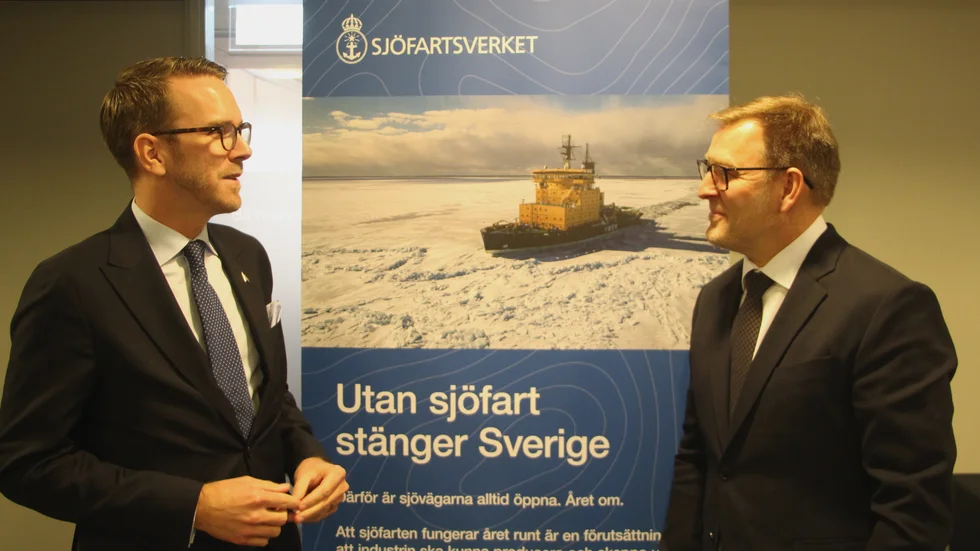 Infrastrukturminister Andreas Carlson (tv) bör lyssna mycket noga på Sjöfartsverkets generaldirektör Erik Eklund (th).