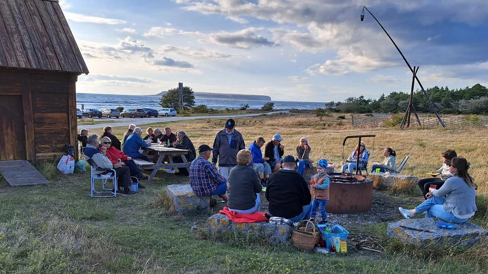Samling kring den ”uppdaterade” grillplatsen vid Kronvallsboden, Eksta