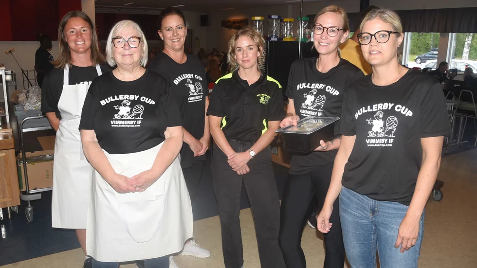 Delar av gänget i matsalen på Vimarskolan som ser till att spelare och ledare får mat under cupen. Fr.v: Emelie Andersson, Kristina Jonsson, Jessica Sverre, Julia Lundqvist, Camilla Sand och Ammelie Lennström. 
