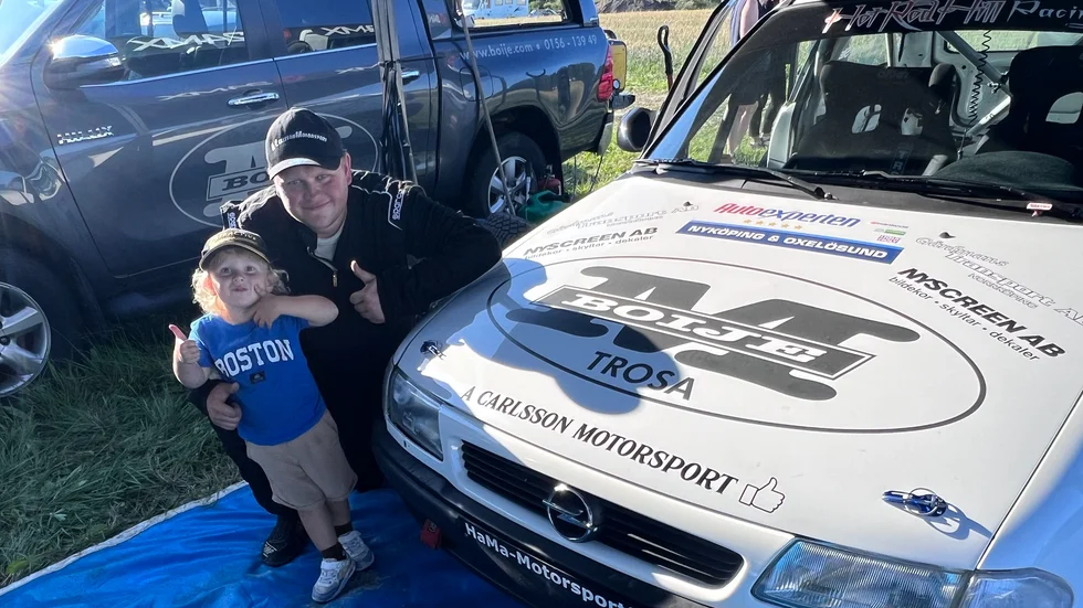 Adam Carlsson tillsammans med brorsonen Charlie. 