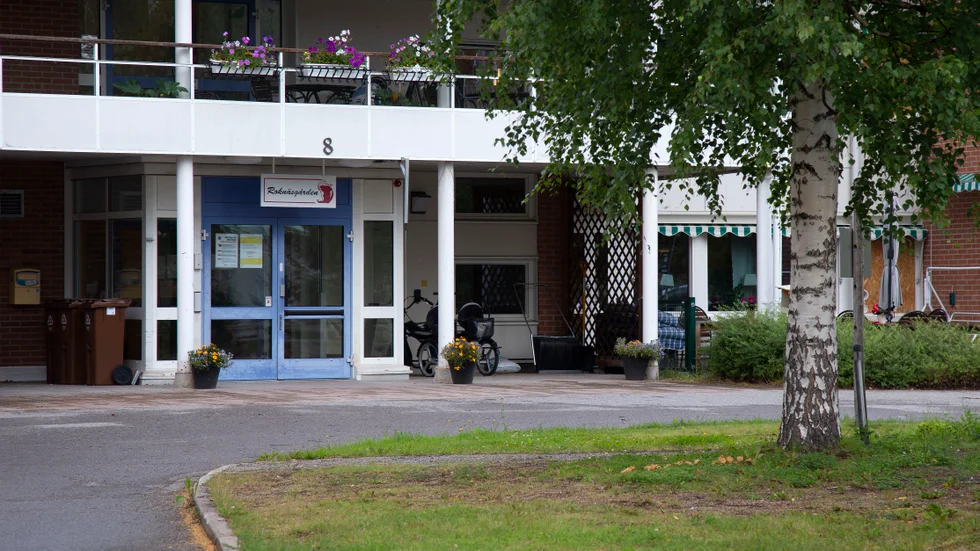 Roknäsgården har 46 platser och en nedläggning där skulle ge en större besparing än Rosågränd. (Arkivbild)